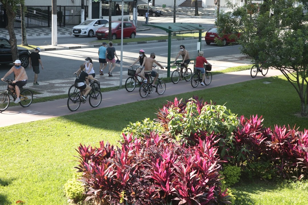 Ciclovia e canteiro florido no jardim da orla de Santos