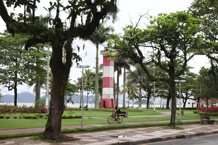 Jardim da orla do Boqueirão, em Santos, com a praia ao fundo Jardim da orla do Boqueirão, em Santos, com a praia ao fundo