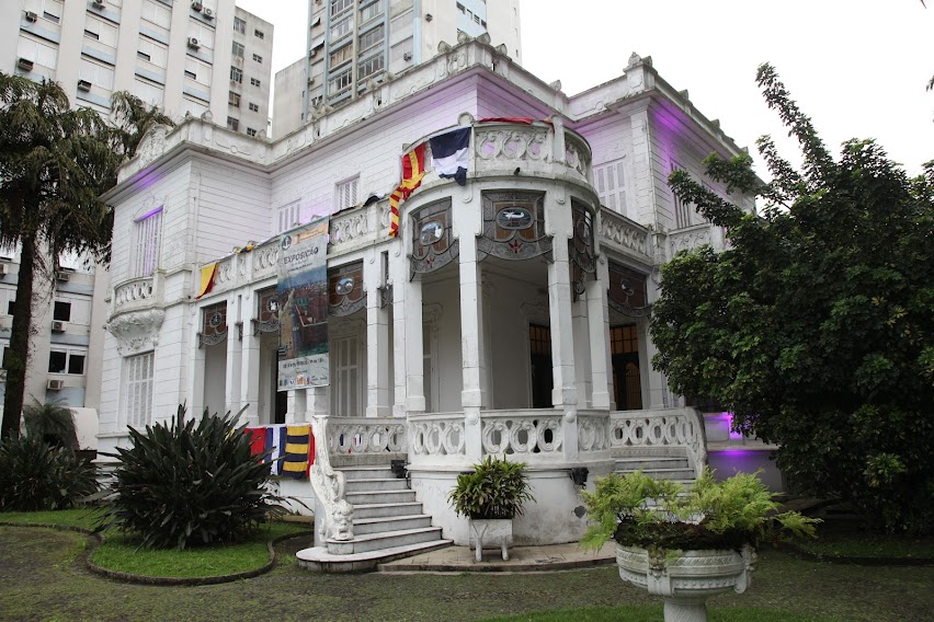 Casarão neoclássico da Pinacoteca Benedicto Calixto, no Boqueirão, em Santos Casarão neoclássico da Pinacoteca Benedicto Calixto, no Boqueirão, em Santos