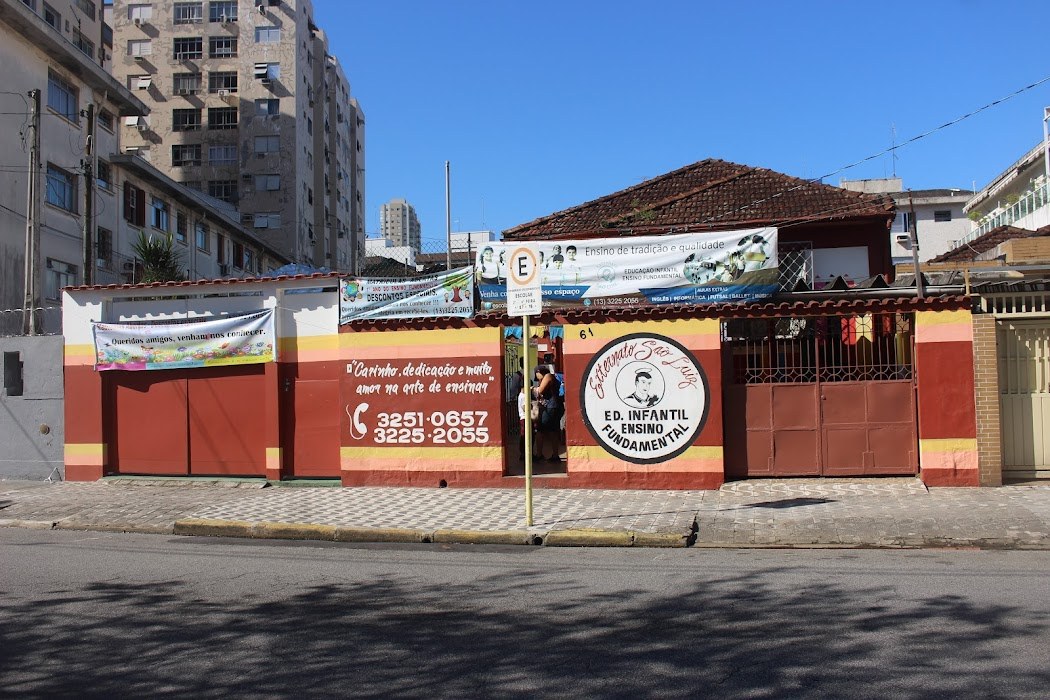 Fachada de escola antiga em rua do Campo Grande, em Santos