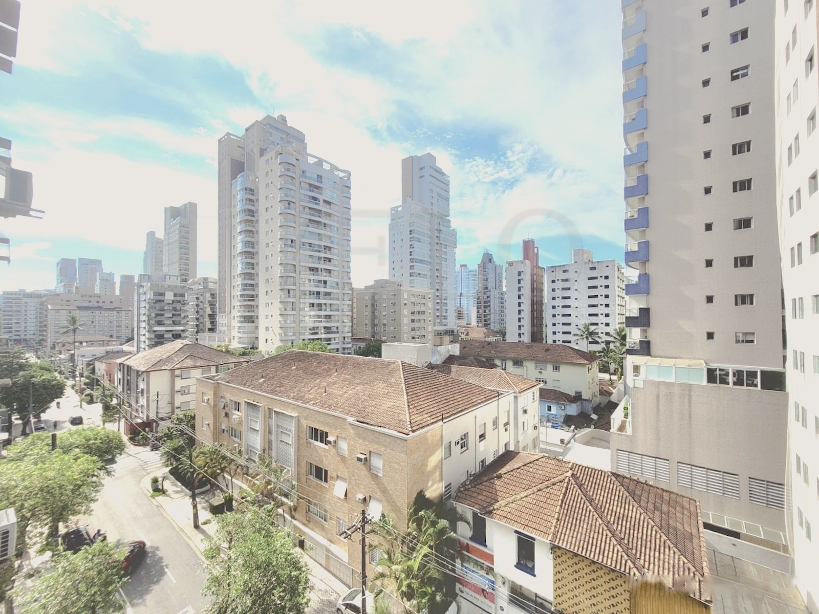 Vista de prédios residenciais em Santos, cidade que fechou agosto de 2026 com valorização acumulada de 9,71% em 12 meses no Índice FipeZAP
