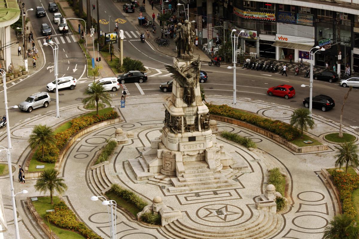 Praça da Independência, no Gonzaga, em Santos, com o monumento aos irmãos Andrada Praça da Independência, no Gonzaga, em Santos, com o monumento aos irmãos Andrada
