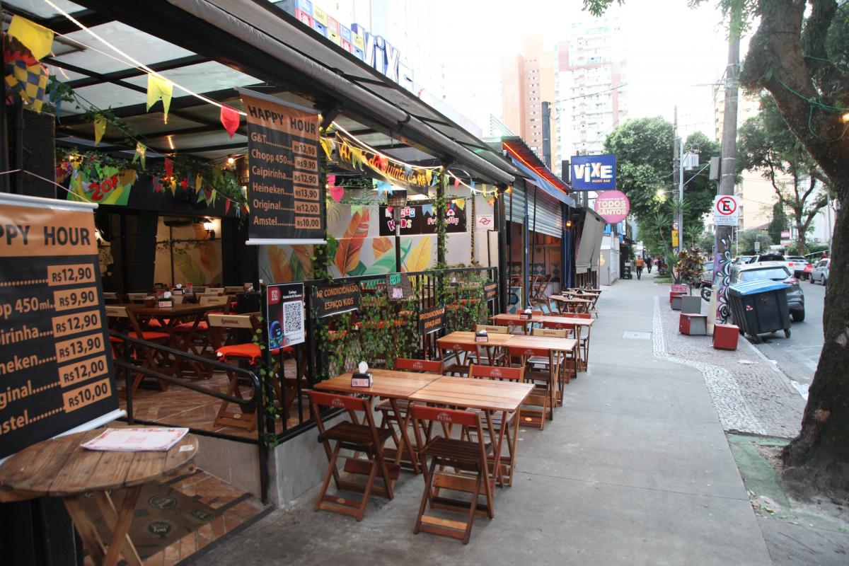 Mesas na calçada da Rua Tolentino Filgueiras, rua gastronômica do Gonzaga, em Santos Mesas na calçada da Rua Tolentino Filgueiras, rua gastronômica do Gonzaga, em Santos