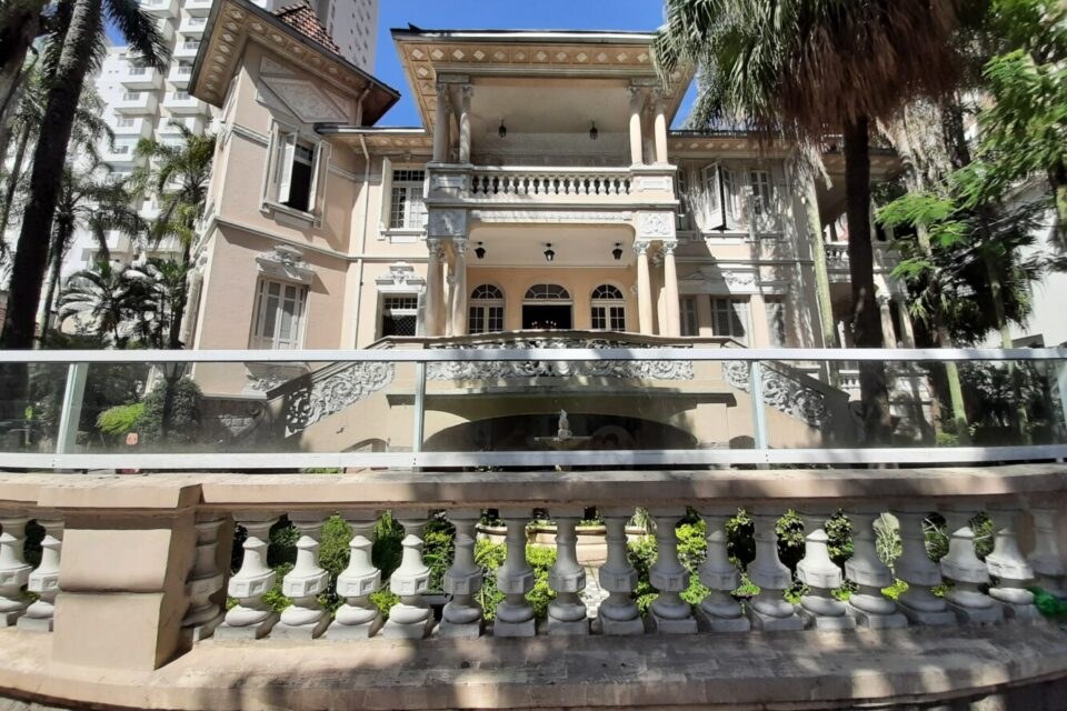 Fachada de casarão histórico no bairro da Pompéia, em Santos