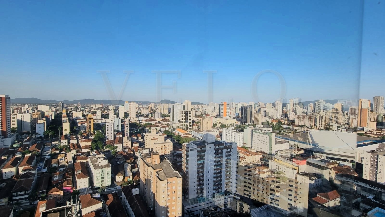 Foto: acervo Velo Select Vista aérea de Santos com prédios e casas, o conjunto de imóveis alcançado pelo IPTU municipal
