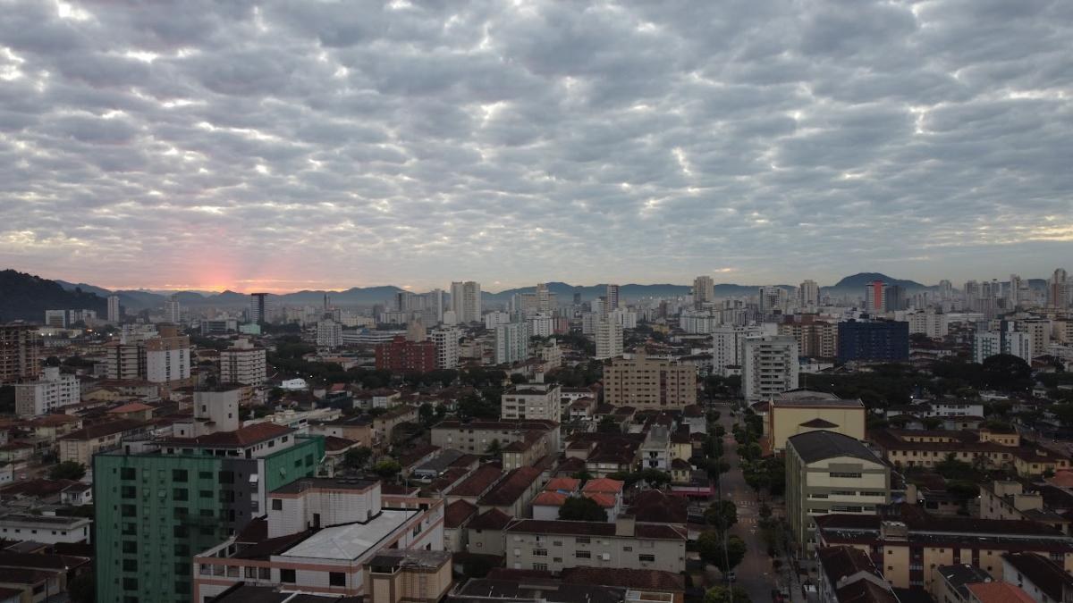 Vista do bairro do Marapé, em Santos, ao fim da tarde, com os prédios e o morro