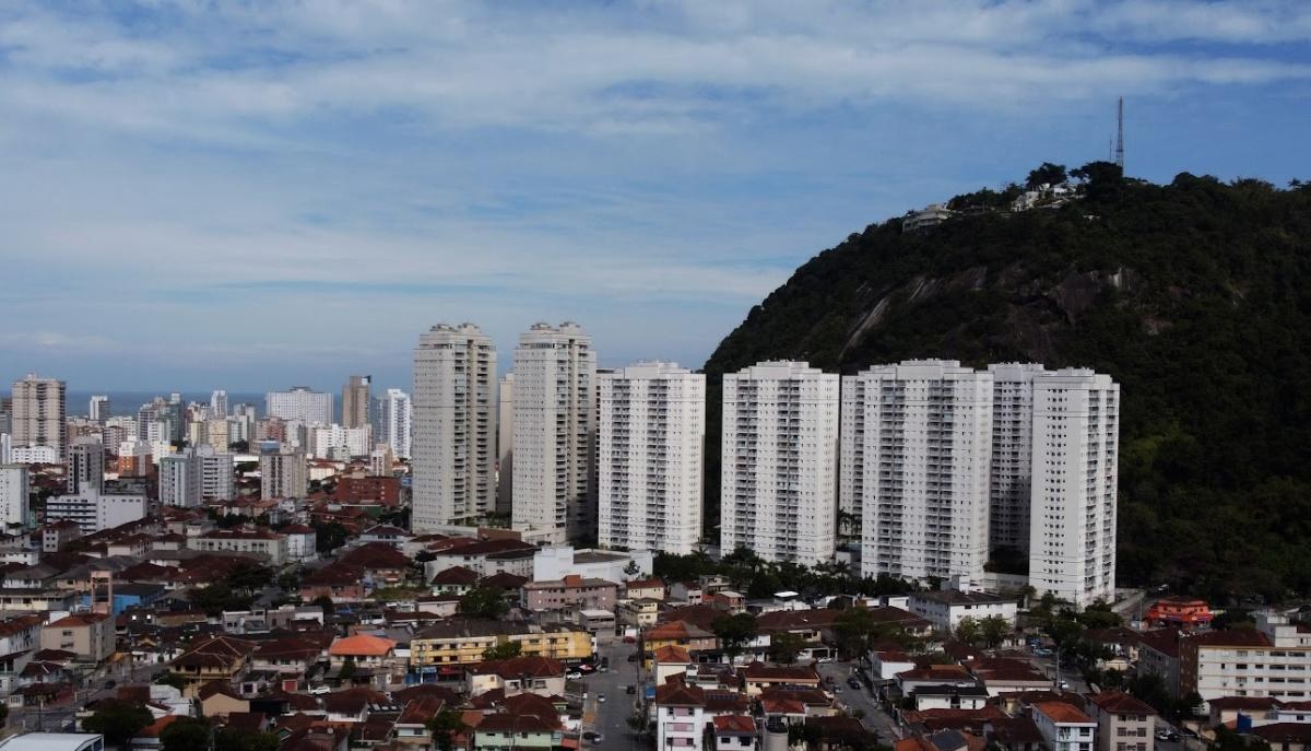 Vista aérea do Marapé, em Santos, com prédios, casario e o morro ao fundo