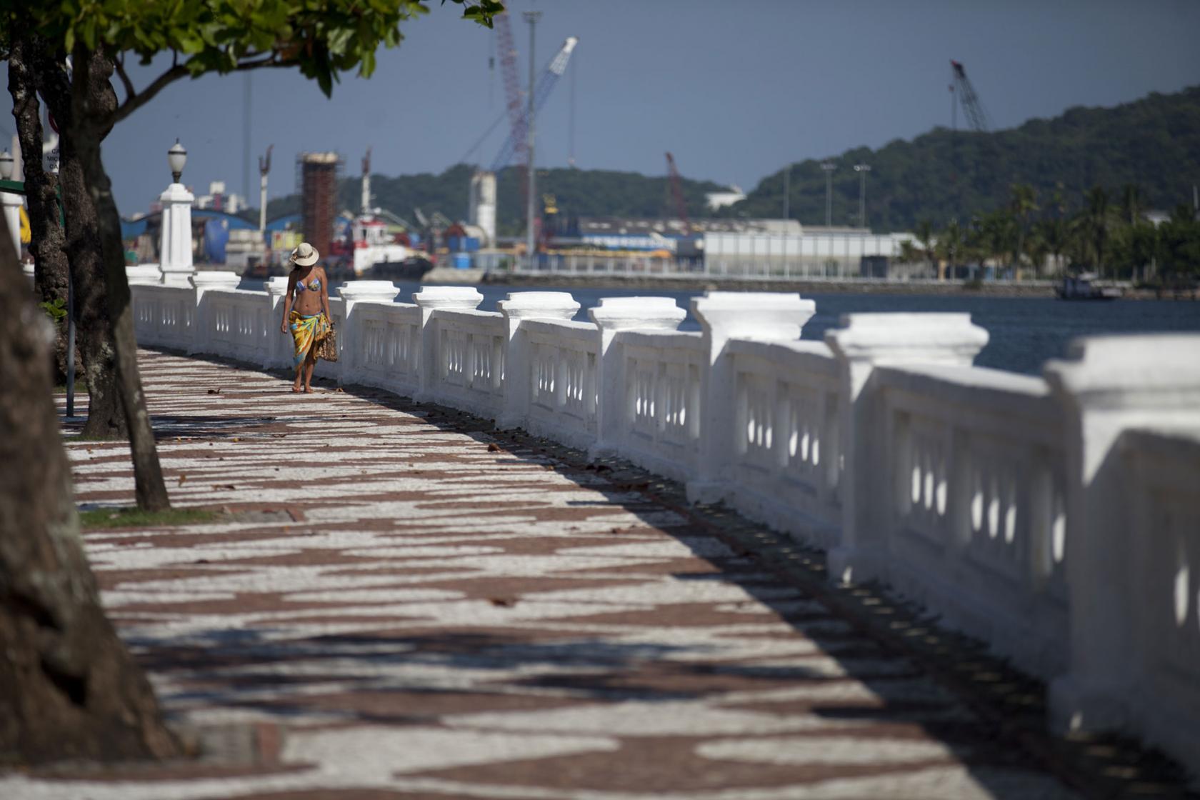 Detalhe dos vãos circulares da balaustrada da mureta da Ponta da Praia, em Santos