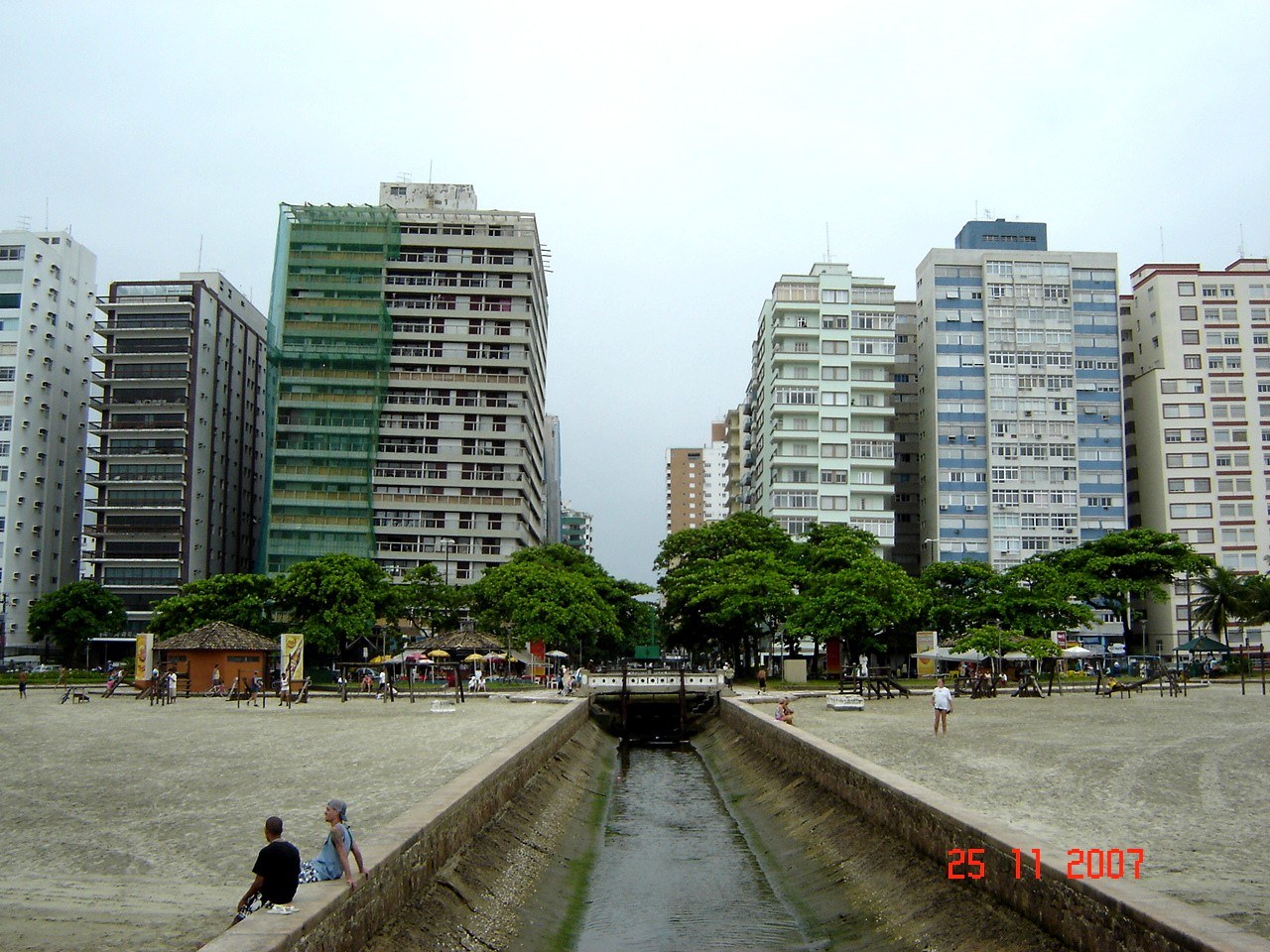 Canal 4, em Santos, com prédios dos dois lados e a praia ao fundo