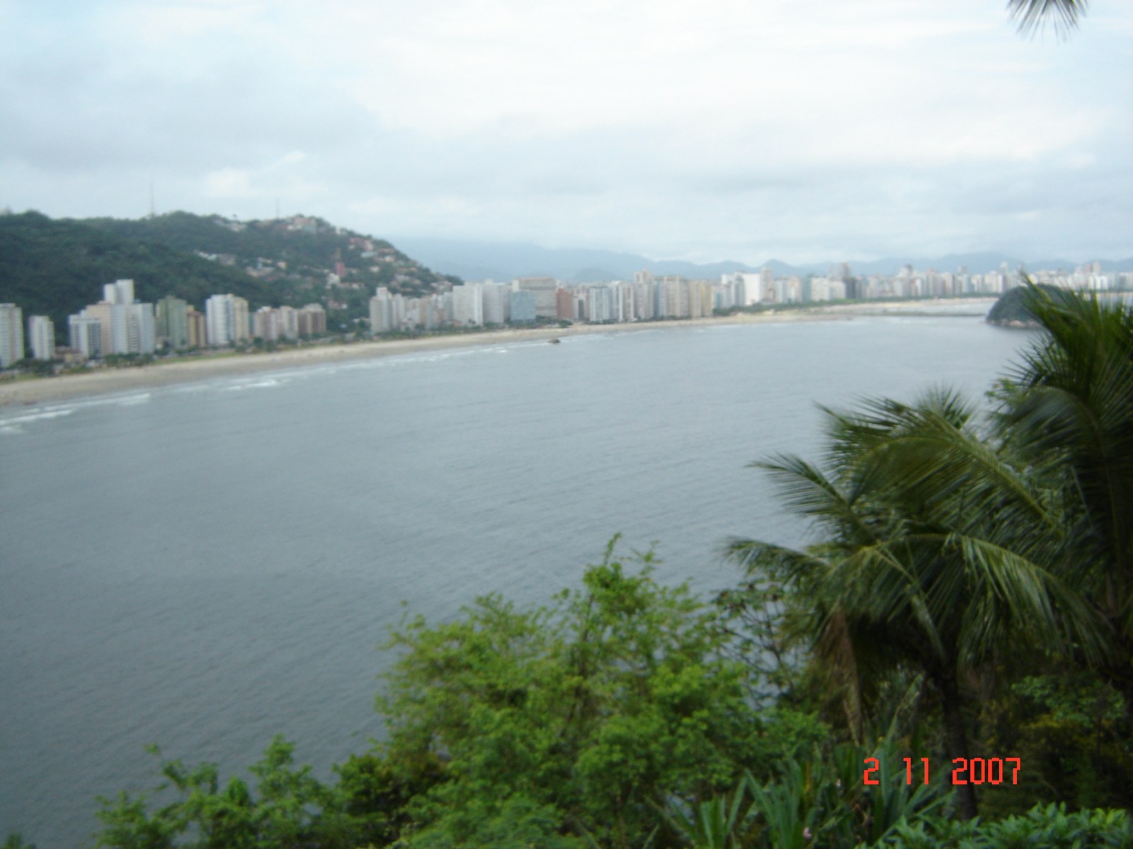 Vista da orla e da baía a partir do morro, na divisa entre Santos e São Vicente