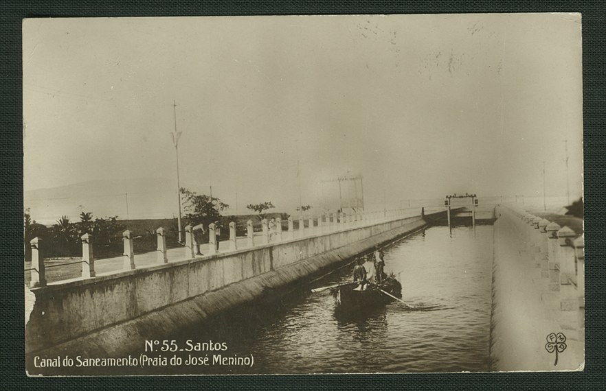 Fotografia histórica do canal do saneamento na Praia do José Menino, em Santos