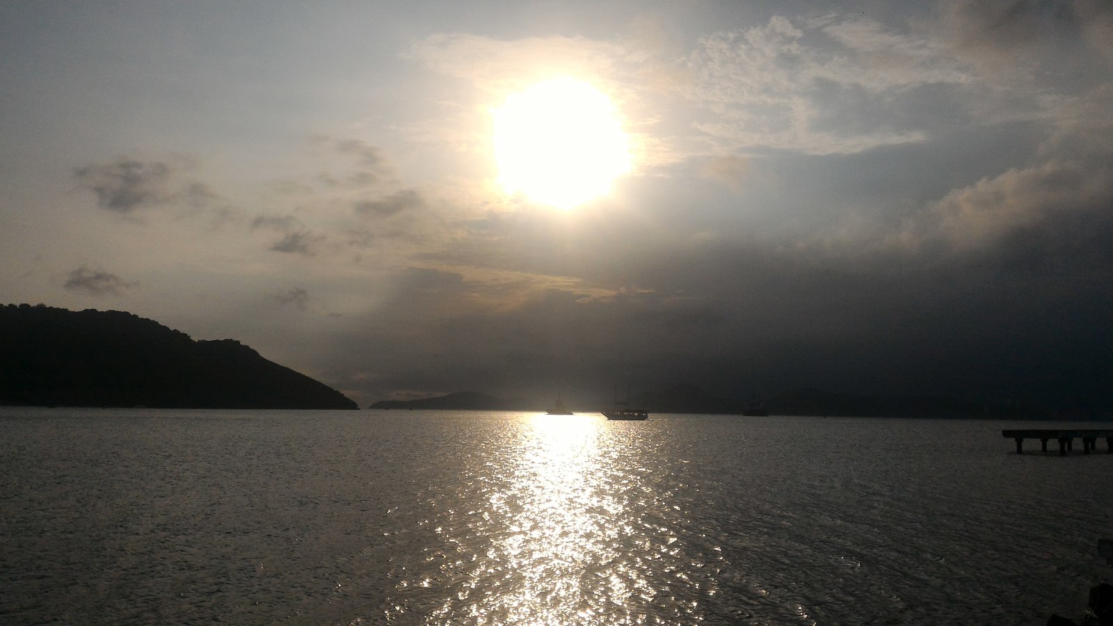 Fim de tarde na Ponta da Praia, em Santos, com o sol sobre o canal do porto