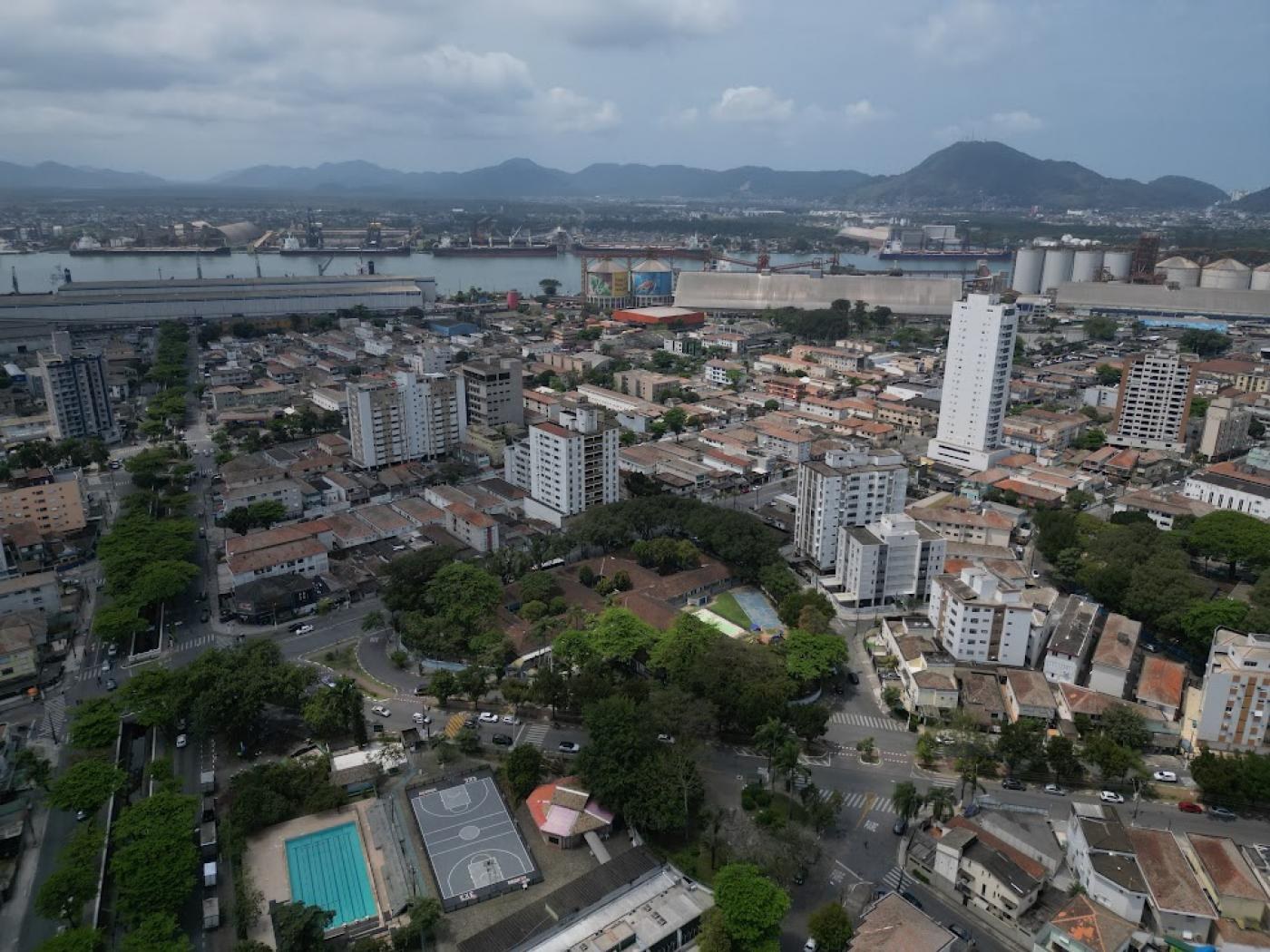 Foto: Diego Matos/Prefeitura de Santos Vista aérea de Santos com a cidade e o porto ao fundo