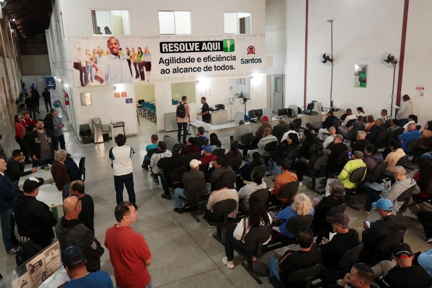 Foto: Francisco Arrais/Prefeitura de Santos Mutirão do Emprego reúne candidatos em unidade Resolve Aqui, em Santos