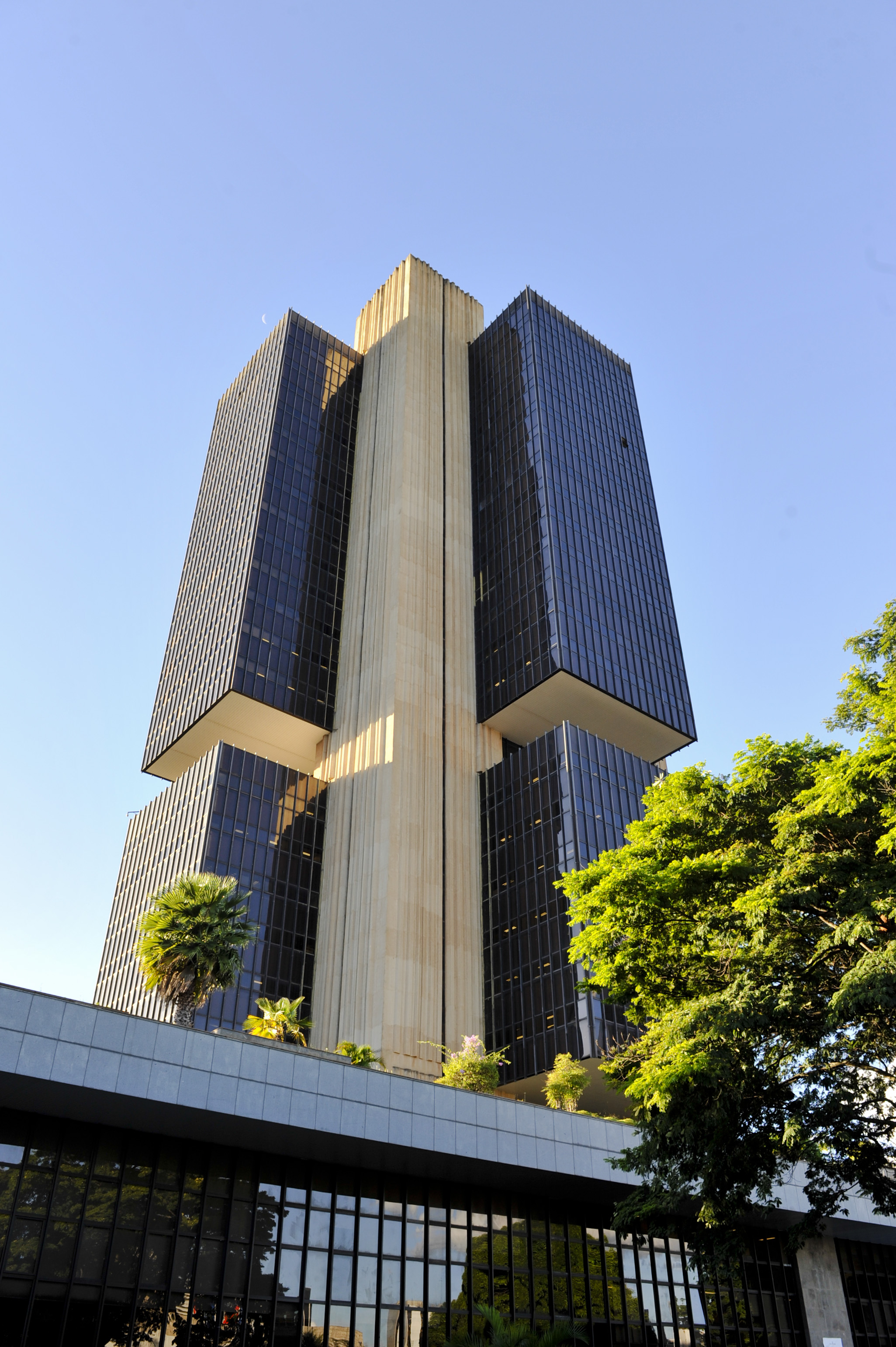 Selic cai para 14% ao ano: o que muda para quem financia um imóvel em Santos